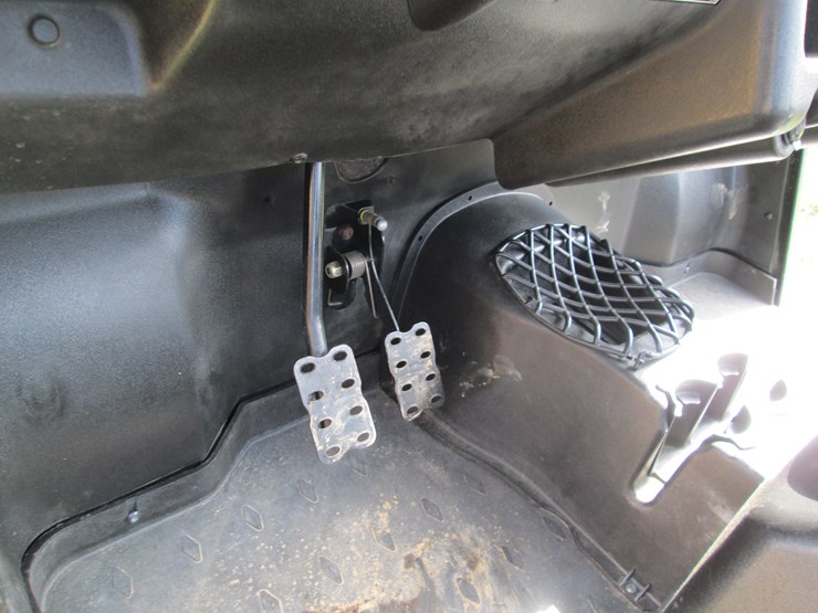 2011-caterpillar-550-image-19