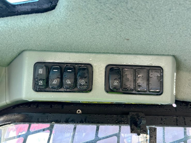 2023-caterpillar-259d3-image-24