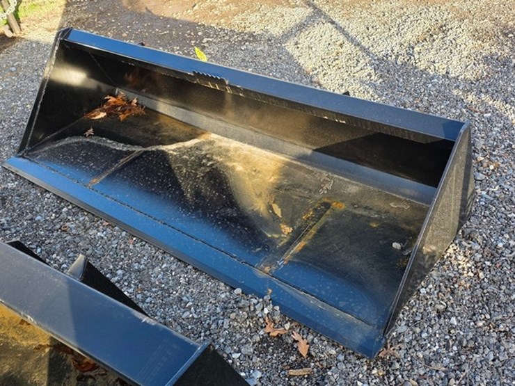 new-swict-84"-skidloader-bucket-image-4