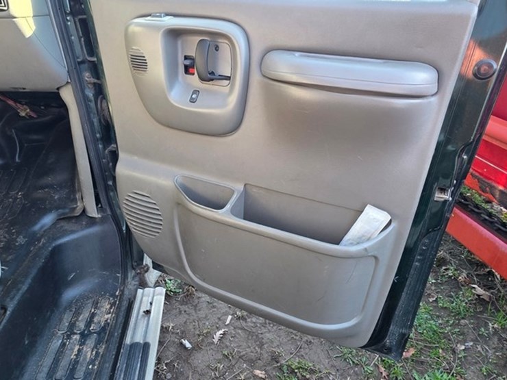 2000-chevrolet-3500-image-28