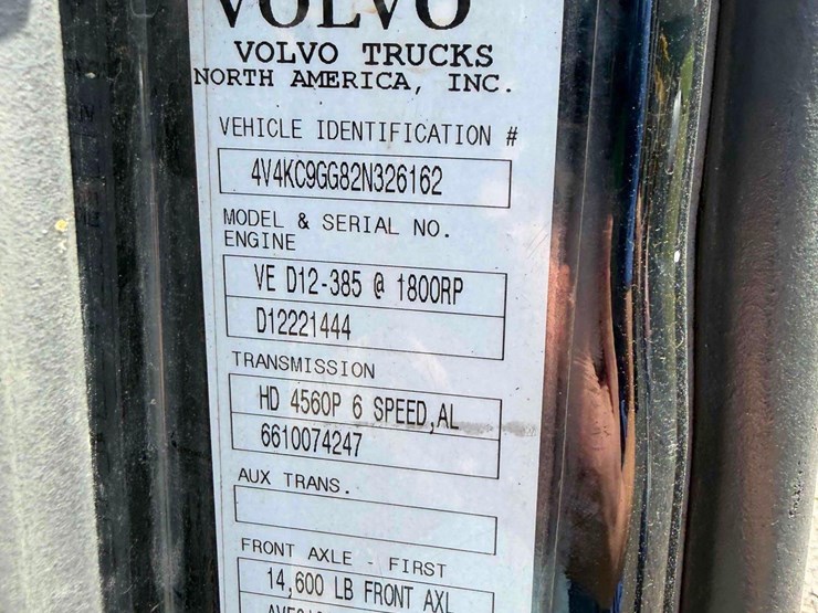 2002-volvo-tandem-axle-road-tractor-image-17