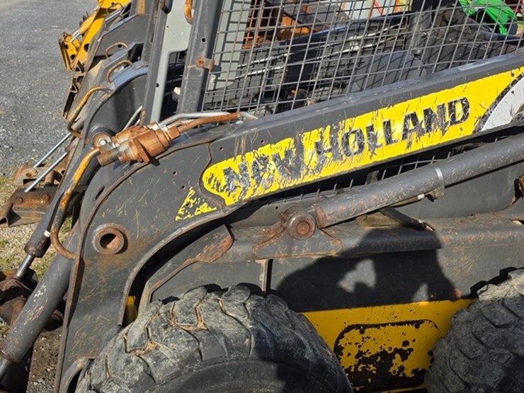 new-holland-l220-image-24