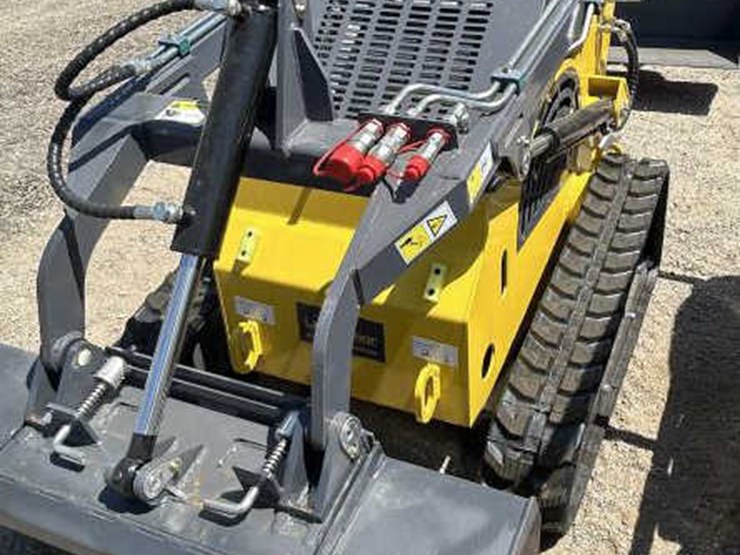 #35-•-mini-skid-steer-loader---gas-image-3