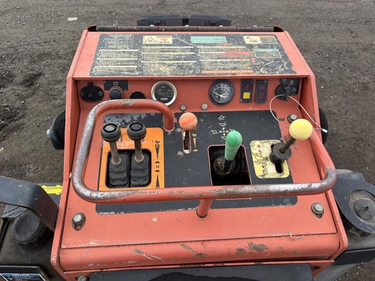 2012-ditch-witch-sk650-image-24