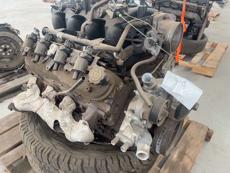 chevrolet-4.8-liter-v8-engine-block-with-intake-and-accessories-image-7