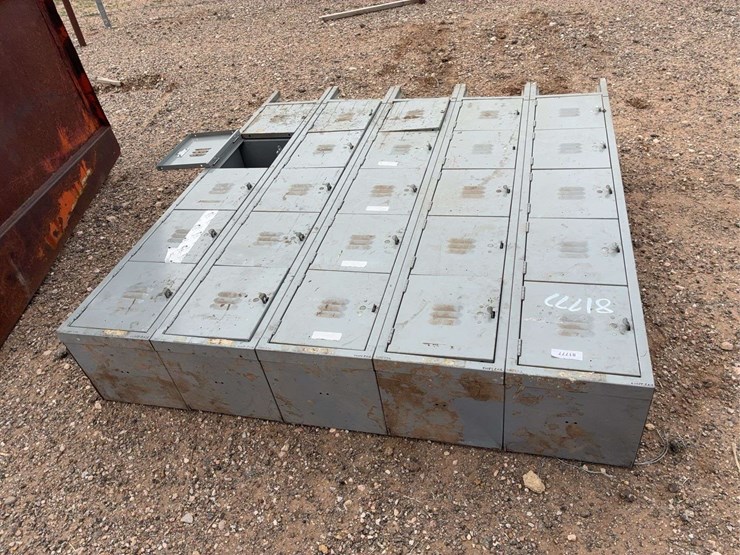 set-of-gray-metal-multi-compartment-lockers,-25-doors-image-4