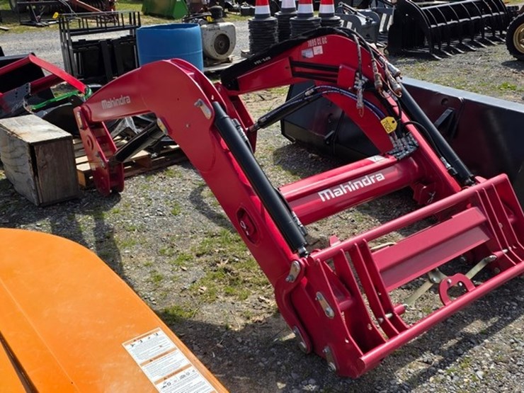 new-mahindra-7095clgc-euro-loader-image-1