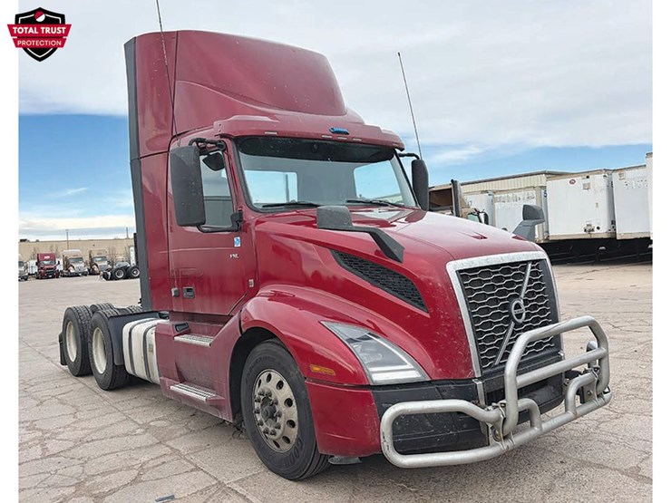 2022-volvo-vnl300-image-1