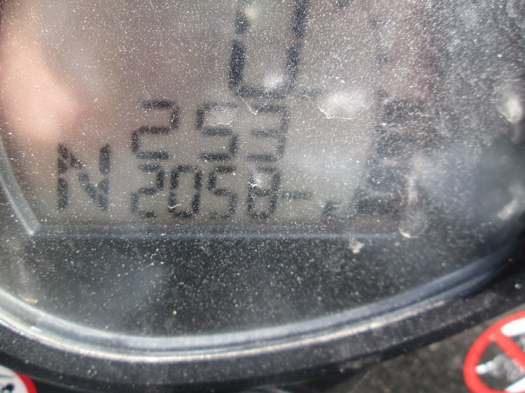 2011-caterpillar-550-image-26