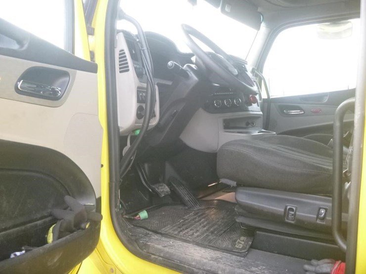 2024-peterbilt-579-image-11