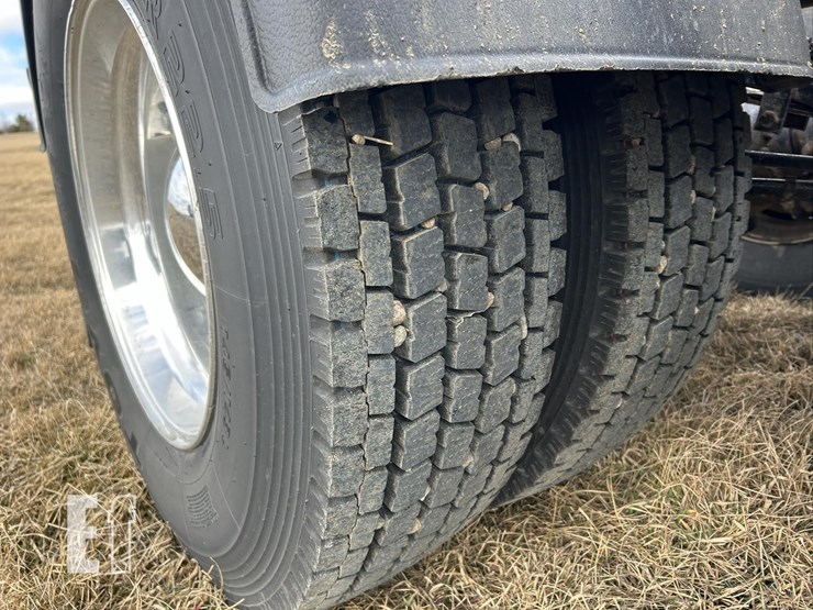 2025-kenworth-w900-image-47