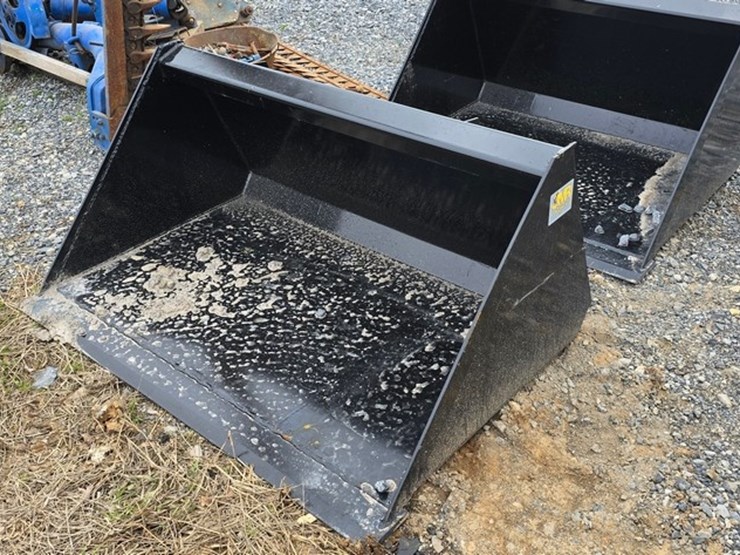 new-jmr-44"-mini-skidloader-bucket-image-3