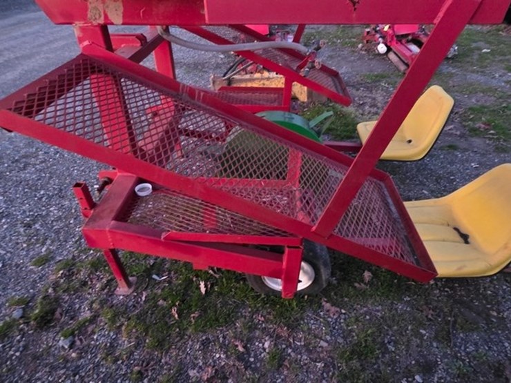 p150-3pt.-2-row-transplanter-image-12