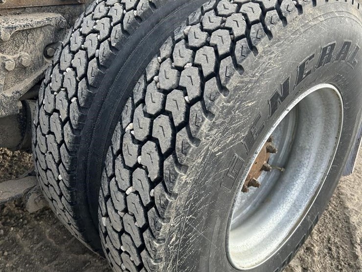 2014-peterbilt-384-image-10