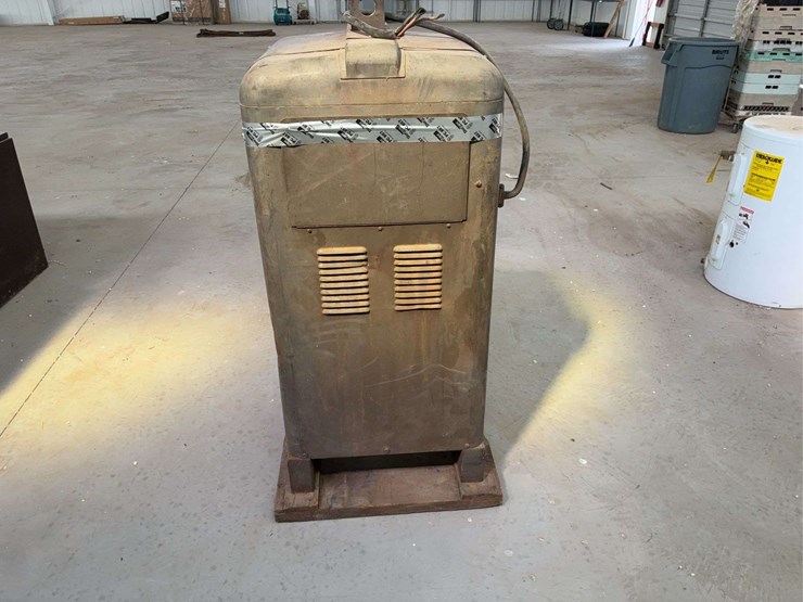 hobart-industrial-stick-welder,-heavy-duty-steel-cabinet-td416-image-3