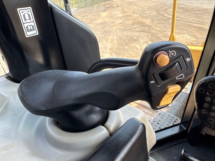 2015-caterpillar-d6n-lgp-image-22