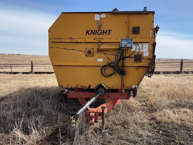 knight-reel-auger-feed-wagon-image-2