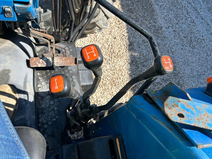 new-holland-5640-image-25