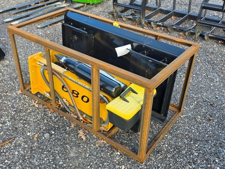 new-cfg-skidloader-rock-hammer-image-4