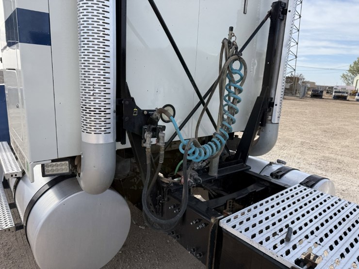 2015-mack-pinnacle-chu613-image-9