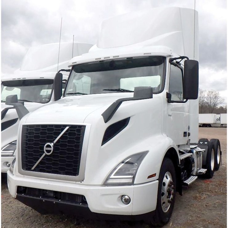 2021 VOLVO VNR300
