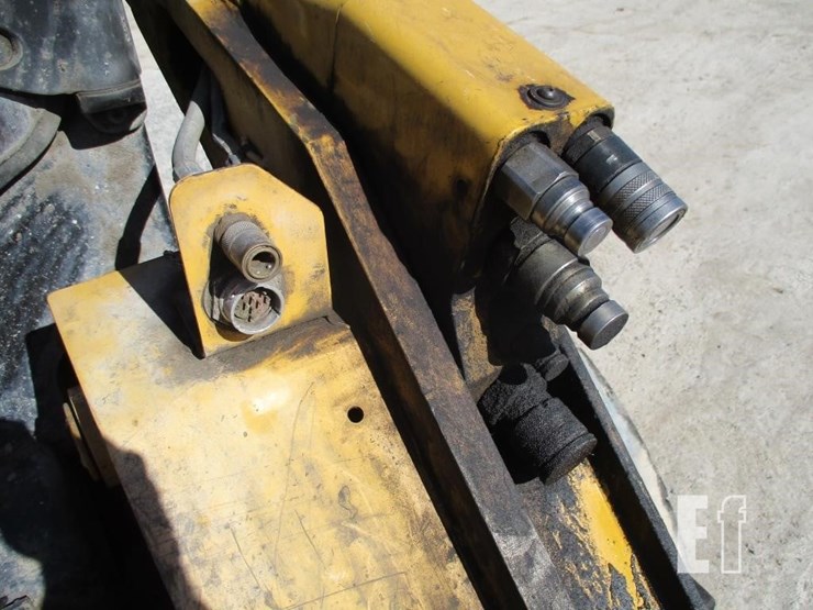 2017-caterpillar-272d2-xhp-image-15