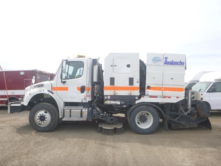 2016-freightliner-m2-106-image-6