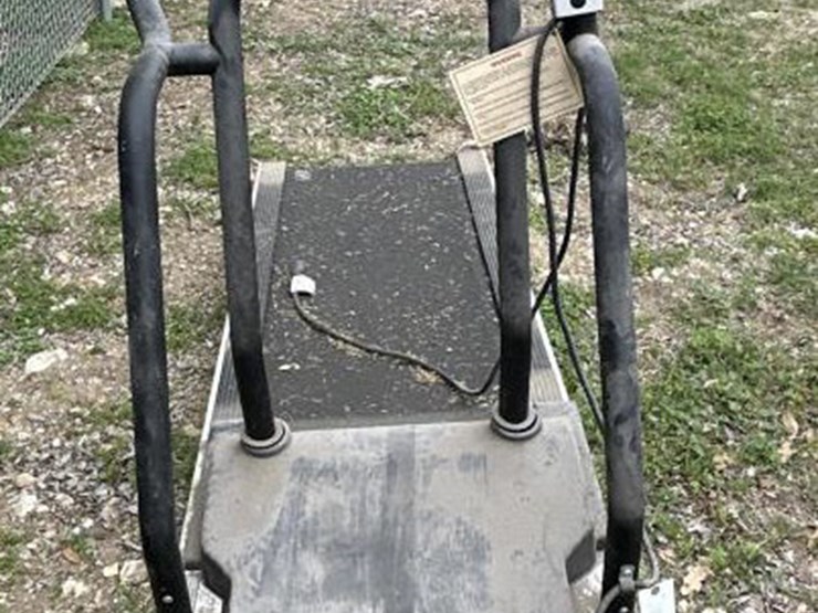 #90-•-full-vision-commercial-treadmill-image-2