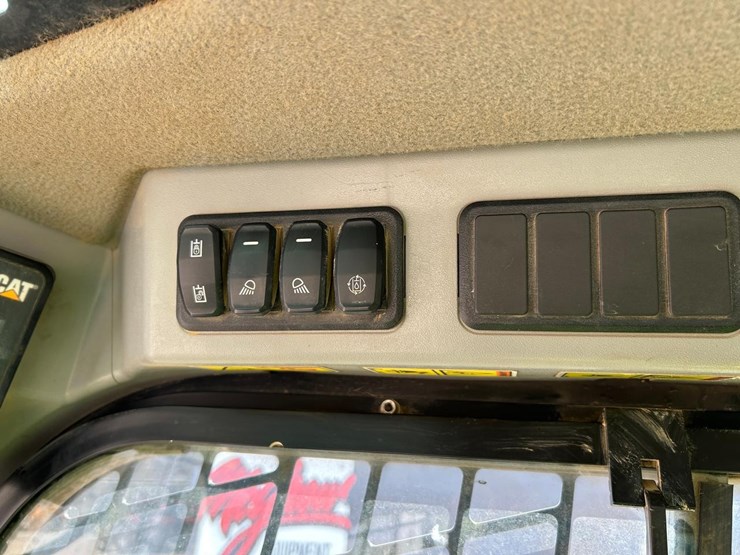 2020-caterpillar-259d3-image-25