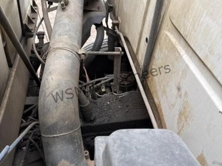 2001-freightliner-fc70-image-32