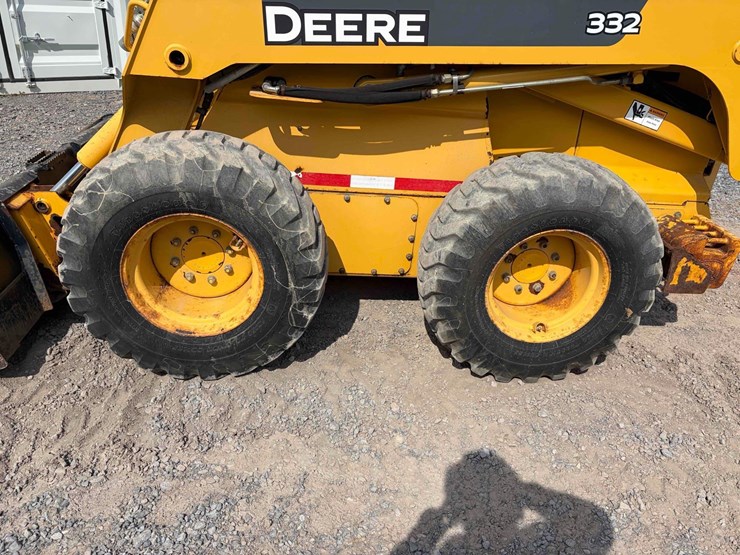john-deere-332-image-6