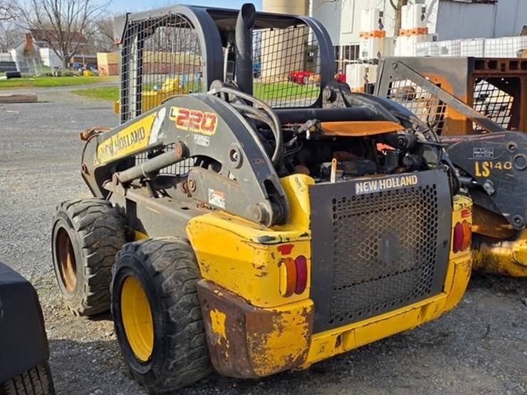 new-holland-l220-image-3