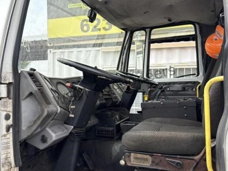 2001-freightliner-fc70-image-37