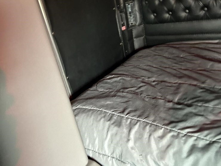 2025-kenworth-w900-image-39