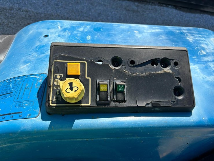 new-holland-5640-image-28