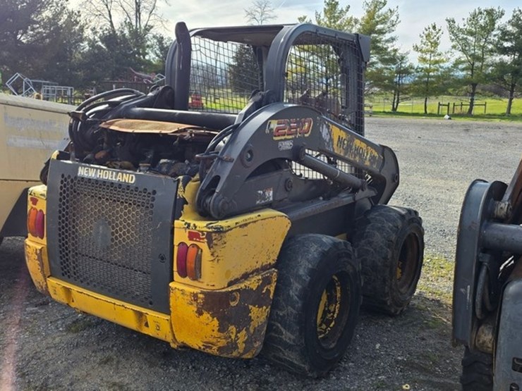 new-holland-l220-image-4