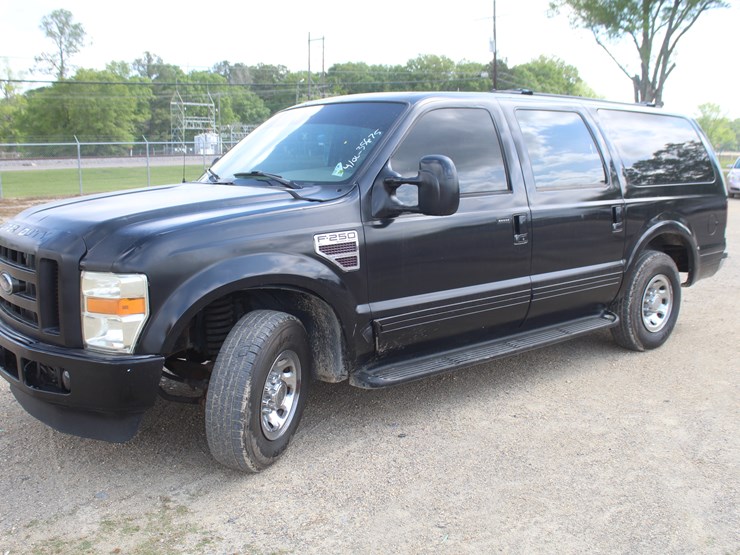 2002-ford-excursion-image-1