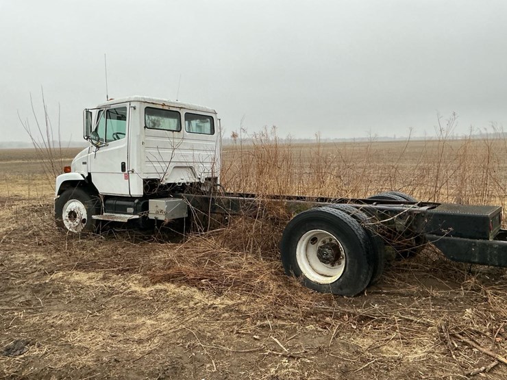 1995-freightliner-fl70-image-5