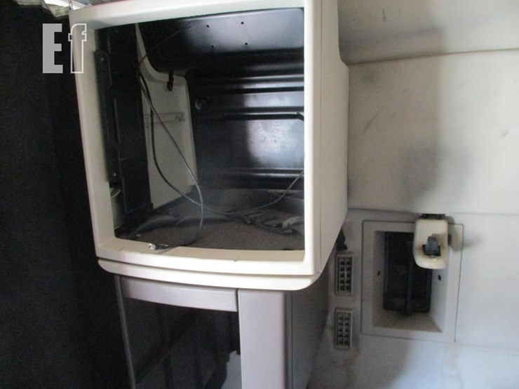 2015-volvo-10-image-16