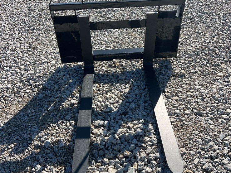 agt-skid-steer-pallet-forks-image-1