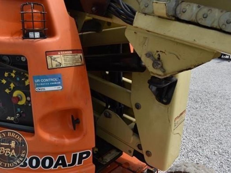 2013-jlg-e300ajp-image-23