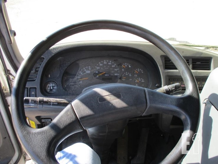 2004-gmc-t7500-image-11