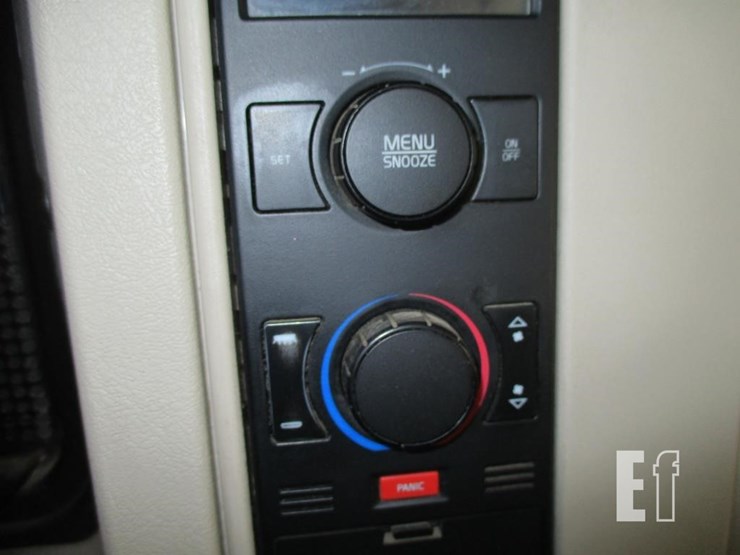 2015-volvo-10-image-11