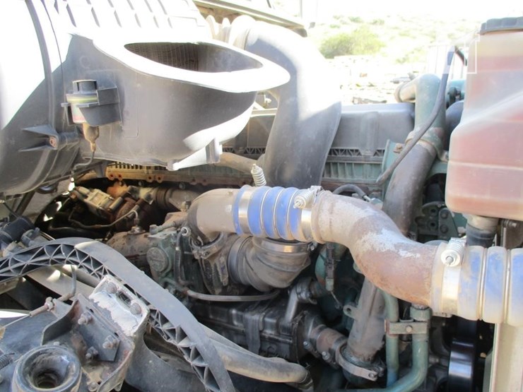 2015-volvo-10-image-5