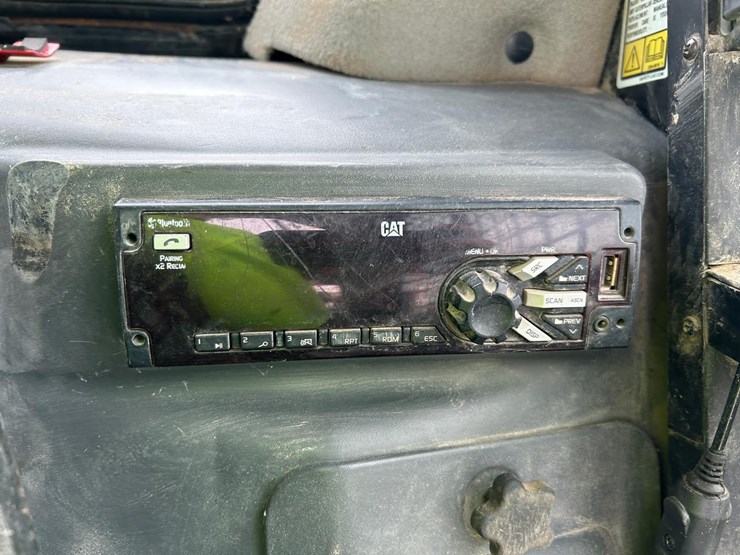 2015-caterpillar-299d-image-25