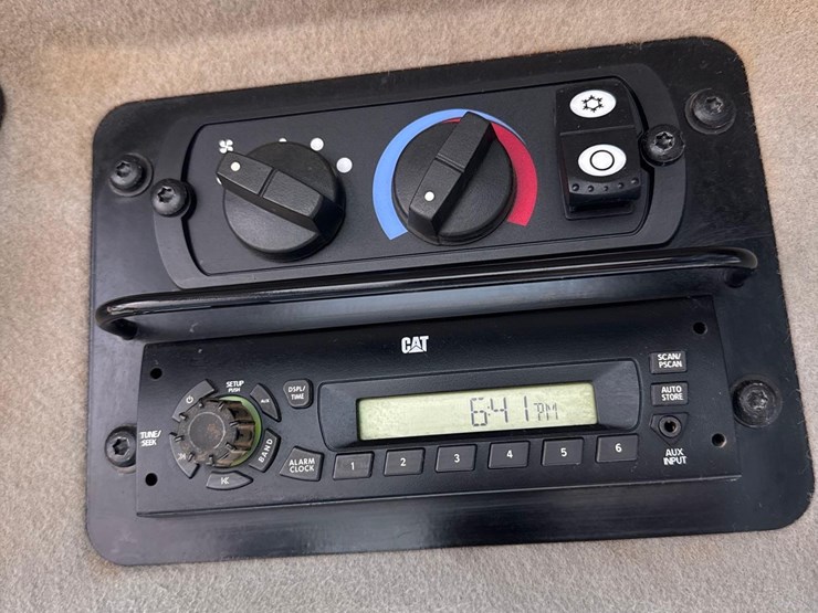 2011-caterpillar-140m2-vhp-plus-image-34