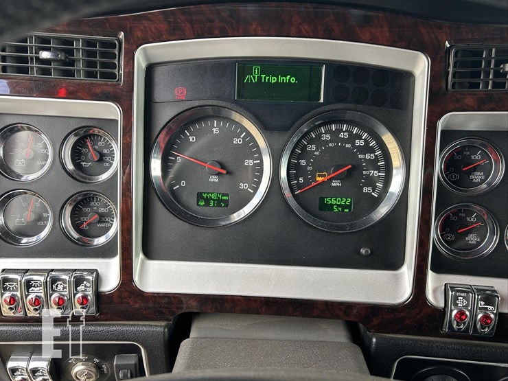 2025-kenworth-w900-image-61