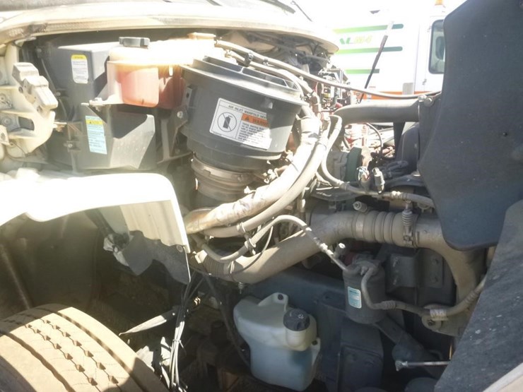 2017-freightliner-m2-106-image-19