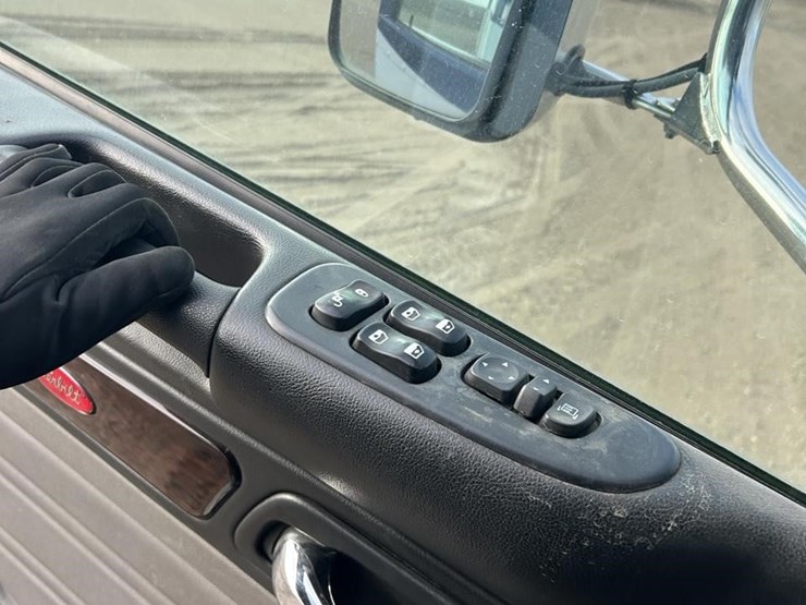 2014-peterbilt-384-image-23