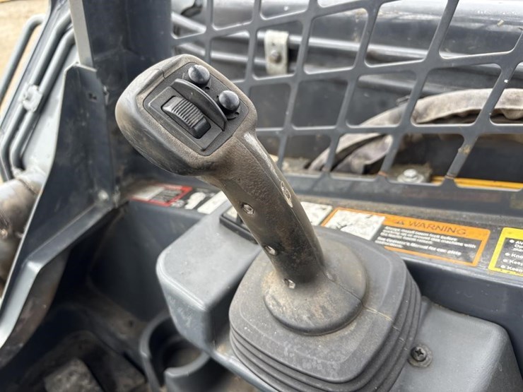 2022-deere-325g-image-23